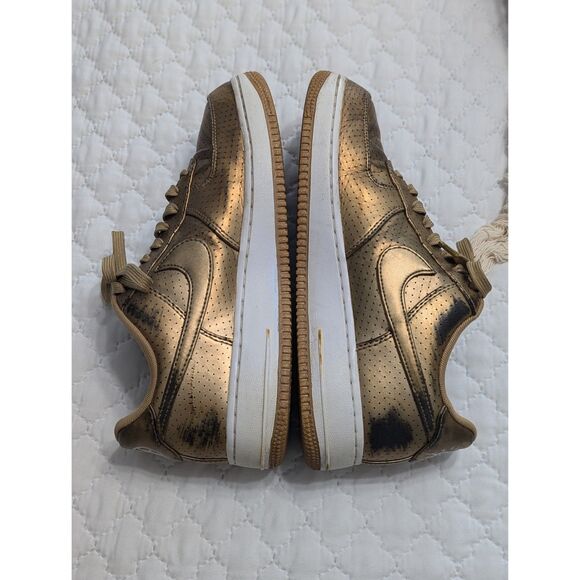 ✨ Nike Air Force 1 '07 LV8 Metallic Gold Men's 8 - Picture 8 of 8
